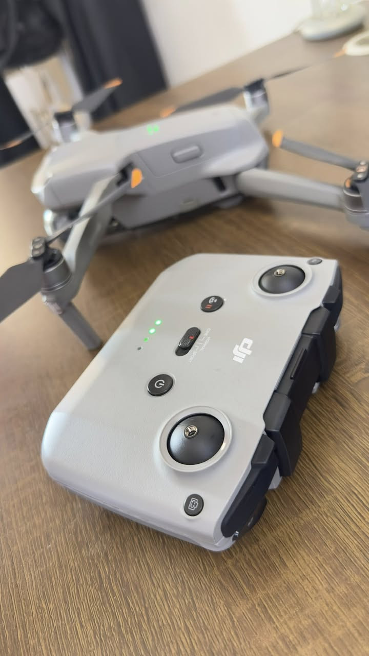 �🔥 للبيع درون احترافي
DJI Air 2S combo 

🚁 درون قوي مناسب للتصوير السينمائي وصناعة المحتوى بجودة عالية

✨ المواصفات:
• كاميرا 20 ميكابكسل مع مستشعر 1 إنج
• تصوير فيديو بدقة 5.4K و 4K 60fps 
• مثبت ثلاثي المحاور (Gimbal) لثبات احترافي
• زمن طيران يصل إلى 31 دقيقة 
• مدى إرسال يصل إلى 12 كم
• نظام تفادي العوائق من عدة اتجاهات
• أوضاع تصوير ذكية (Tracking, MasterShots, Hyperlapse)

🔋 (بطاريات عدد 3)
السعر مليون و100


**إذا كنت صاحب هذا الإعلان وتريد حذفه لأي سبب، رجاءا أرسل رسالة إلى الدعم الفني**