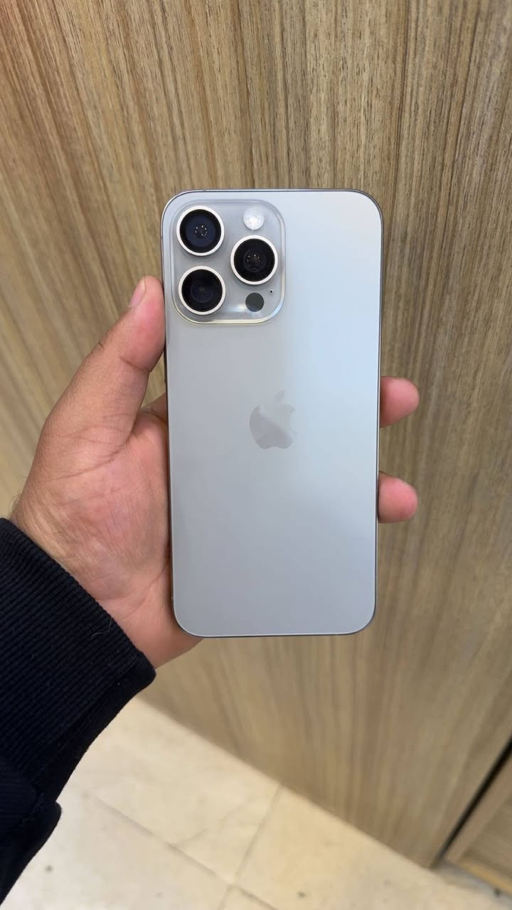 للبيع ايفون 15برو ماكس ذاكرة 256بطارية 91ماستر مبدل كامرة وبصمة الوجة واكفة السعر 750بيه مجال بسيط مكاني الكمالية ***********
