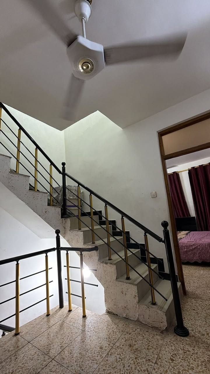 السلام عليكم 🏠 يوجد بيت لبيع بدايت كميره قرب جملت ايوب 🛣️بشارع الملعب مساحته 50متر طابقين بناء طابوك شارع تبليط خدمات كامله سعره 60مليون الاستفسار 📞 ***********
