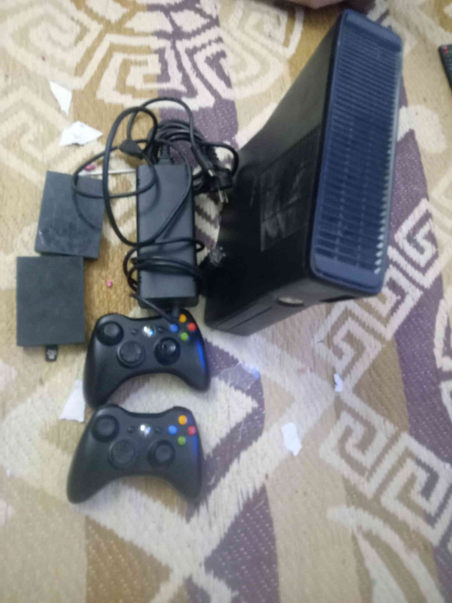 السلام عليكم شباب اكس بوكس الله شاهد نضيف مابي شي يدات اصلي كامل بس شغل ولعب وياه ٣ هاردات الله شاهد هاردين اشتريتهم ب ٤٠ والعاب يخبل سعر ٩٠ الف مكاني بغداد المشتل ***********
