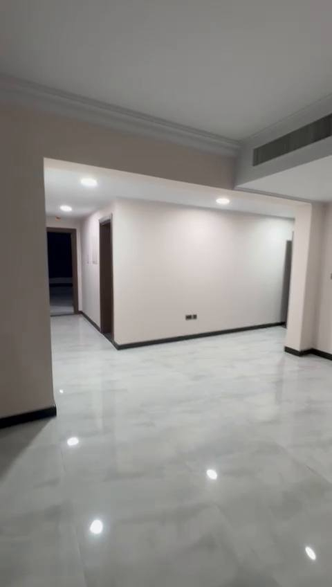 📢 شقة للبيع – بسعر تنافسي في بوابة العراق
📍 الموقع: بوابة العراق – البنايات الجديدة
📐 المساحة: 198 م²
🏢 الطابق: العاشر
🏢 رقم البناية: 26
✨ الحالة: زيرو (جديدة ولم تُسكن)
🔹 تفاصيل الشقة:
▪️ ثلاث غرف نوم مريحة
▪️ غرفة ماستر (حمام خاص)
▪️ صالة واسعة
▪️ مطبخ عملي
▪️ شقة  (تقسيم مثالي ومريح)

🌇 إطلالة جميلة ومفتوحة
🏙️ إطلالة بوليفارد على طول الشقة 

🔹 مميزات مجمع بوابة العراق السكني:
▪️ أمن وحراسة 24 ساعة
▪️ كاميرات مراقبة في جميع المناطق
▪️ شوارع واسعة وخدمات متكاملة
▪️ مساحات خضراء ومناطق ترفيهية
▪️ مواقف سيارات منظمة
▪️ مصاعد حديثة وخدمة مستمرة
▪️ موقع استراتيجي قريب من أهم مناطق بغداد
▪️ خدمات (ماء، كهرباء، صيانة) متوفرة بشكل مستمر
💰 السعر: راح يكون 34 بدل 35 
⚡  المالك مستعجل على البيع
📞 للاستفسار والتواصل: [***********]
