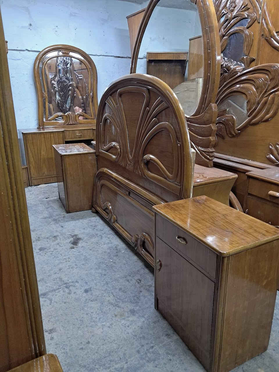 غرفه نوم ست أبواب داخل وخارج صاج ضهر جرجوبه ارتفاع الكنتور مترين وربع دنك زان مصري الغرفه ثكيله كلش اي استفسار خاص او الاتصال *********** اتصال
***********واتساب
