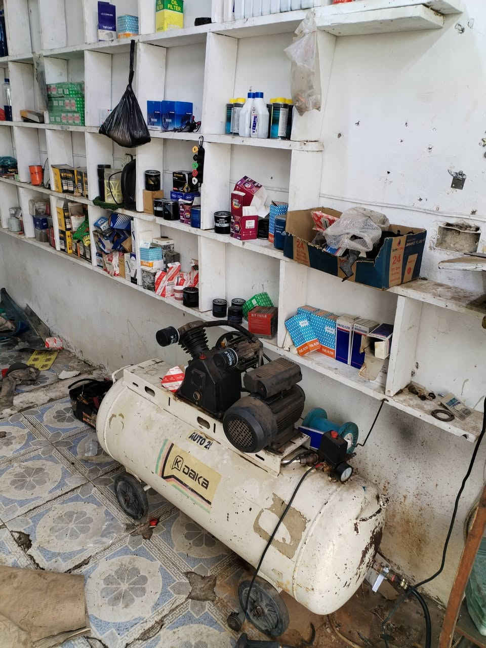 محل دهن مع غسل سيارات للبيع حي الوحده مقابيل مستشفى الحميات***********
