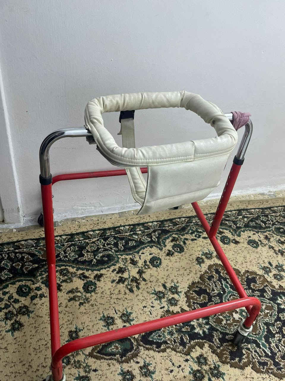 سلام عليكم للبيع حجلاة جماعة الضمور الدماغ شلل رباعي السعر ٣٠ الف وبيها مجال مكاني بغداد الرصافة *********** واتساب
