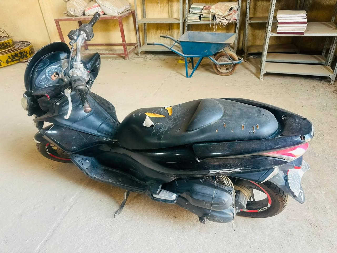 سلام عليكم PCX الجيل الاول 
مكينه 150 للبيع 
عطلهة كهربائيات بس مااعرف شنو عطلهة بالظبط 
سعرهة 600 وبيهة مجال قليل مكاني جميله 
هذا رقمي ***********
