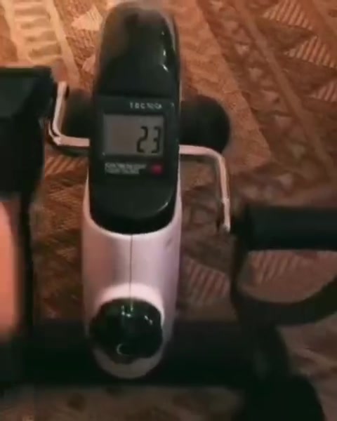دراجة التمارين المنزلية الصغيرة #الاصلي🚴‍♂
جهاز الرياضي المتنقل في كل مكان للأرجل واليدين ومناسب لجميع الأعمار ✔️🏠🚴‍♀️

دّع الكسل وابدأ نمط حياة صحية بكل سهولة وراحة!
قدّمنا لكم دراجة التمارين الصغيرة متعددة الاستخدامات، الحل المثالي للتمارين المنزلية سواء للأرجل أو اليدين – تصميم ذكي وصغير الحجم، لكنها فعّالة جداً!

🔹 المميزات:
✅ مناسبة لليد والرجل – تقدر تستخدمها على الأرض لتمرين الساقين، أو تضعها على الطاولة لتمرين الذراعين وتنشيط الدورة الدموية.
✅ شاشة رقمية ذكية – تعرض الوقت، عدد الدورات، السعرات الحرارية، وسرعة التمرين لمتابعة تقدمك بدقة.
✅ مقاومة قابلة للتعديل – تحكم بدرجة صعوبة التمرين من خلال المقبض الأمامي حسب لياقتك.
✅ تصميم مدمج وخفيف الوزن – ما تاخذ مساحة، سهلة التخزين والتنقل، مثالية للبيت أو المكتب أو أي مكان أخر ✔️
✅ تساعد على إعادة التأهيل – مثالية لكبار السن أو للأشخاص بعد إصابات، لتقوية العضلات وتنشيط المفاصل بلطف.

🔸فوائدها الصحية 💯
سوفان الركب والكوع 
الشلل النصفي
آلام المفاصل 
خشونة الاطراف 
تقلص العضلات 
آلام الأكتاف
آلام الركب 
أصابة المفاصل 
تنشيط الدورة الدموية 
تحسين اللياقة البدنية 
حرق سعرات حرارية 
تنحيف الساقين واليدين 
الخمول والكسل لكبار السن 

🌿 تحسن اللياقة البدنية العامة
🧠 تنشط الدورة الدموية وتحارب الخمول
🔥 تساعد على حرق السعرات وتنحيف الساقين والذراعين
🧘‍♂️ تخفف التوتر وتحسن المزاج

‼️مناسبة لجميع الأعمار لتحريك الجسم يومياً ✔️ #الاصلي 

السعر 
🚘 يوجد خدمة توصيل لجميع محافظات العراق ٤ الاف 🚘
#بايسكل_منزلي
#دراجة_تمارين
#رياضة_في_المنزل
 #أجهزة_رياضية
#لياقة_بدنية
#معدات_رياضةإذا 
#بايسكل_منزلي
#دراجة_تمارين
#دراجة_رياضية
#رياضة_منزلية
#أجهزة_رياضية
#لياقة_بدنية
#تمارين_منزلية
#رياضة
#نادي_منزلي
#حرق_الدهون
#خسارة_الوزن
#كارديو
#صحة
#رشاقة
#تمرين
#معدات_رياضية


**إذا كنت صاحب هذا الإعلان وتريد حذفه لأي سبب، رجاءا أرسل رسالة إلى الدعم الفني**