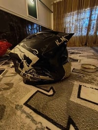 خوذتين للبيع  اصليات البيضه فج قلاب والسوده لافتح اصليات وبعدهن جدد قو...