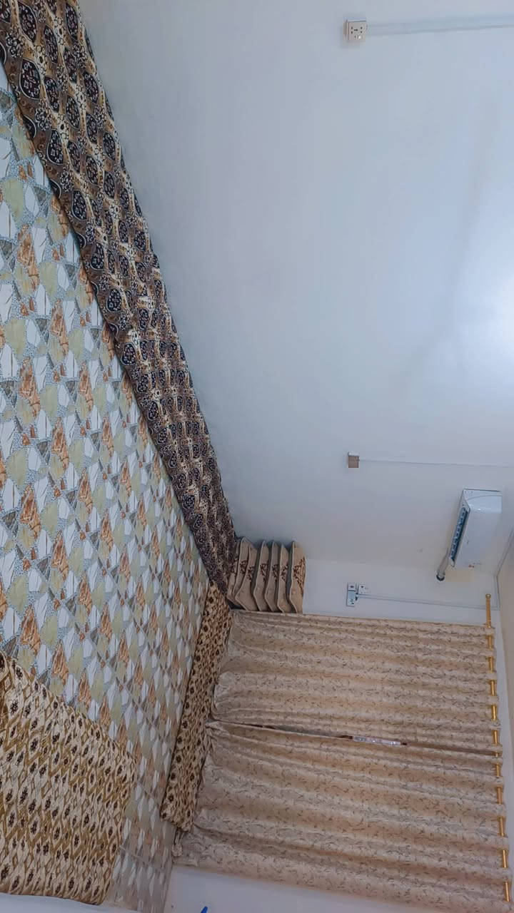 بيت للبيع حي المهندسين  الثالثه قرب المدينه ارض بابل   خط كيات للسوك مولده ذهبي مدرسه متوسطه ابتداىيه قريبه اطابو صرف المساحه 250 الاتصال ***********
