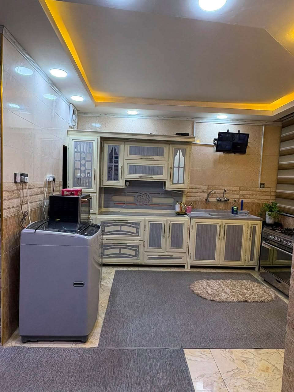 السلام عليكم بيت مساحة 100 م  6.60 * 15  طابقين  الموقع  على طريق الرستمية السده مقابيل اسواق حسون 
الاتصال على الرقم ***********
