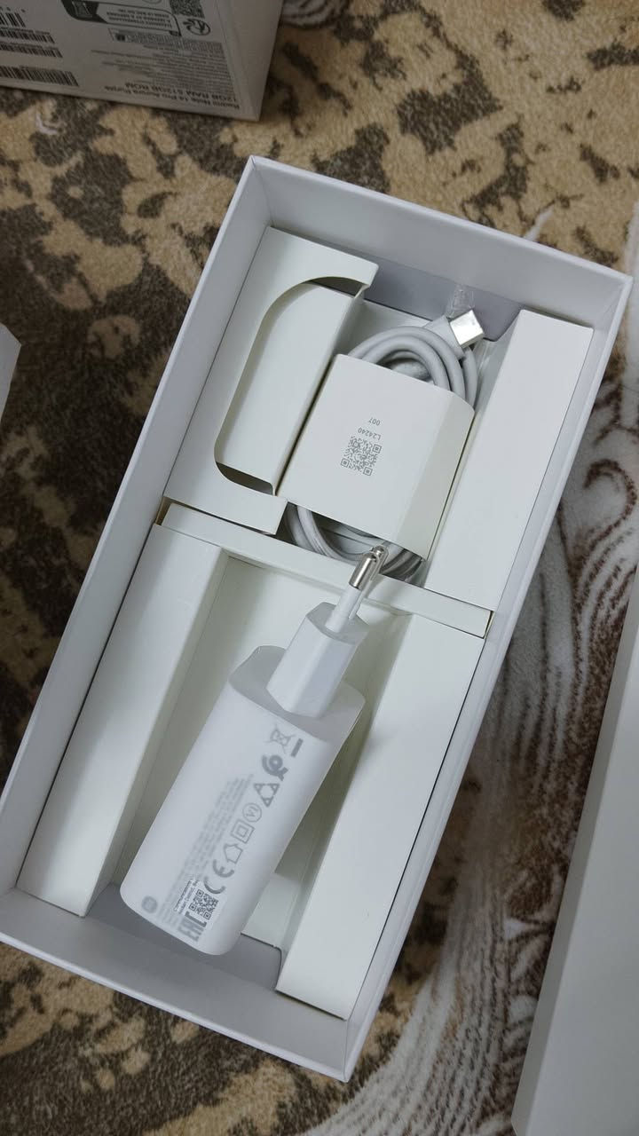 سلام عليكم شاومي نوت 14برو استعمال يومين فقط بس الشاشه مالته طافيه مع ملحقاته الاصليه
رايده ب250 الف 
للأستفسار ***********
