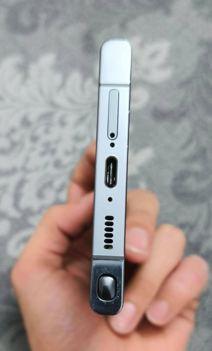 السلام عليكم
متوفر جهاز اس 23 الترا

. ***********

. نظافه الجهاز 99%

. الذاكره 256

. الرامات 12

. الجهاز مع الشاحنه وكفر
