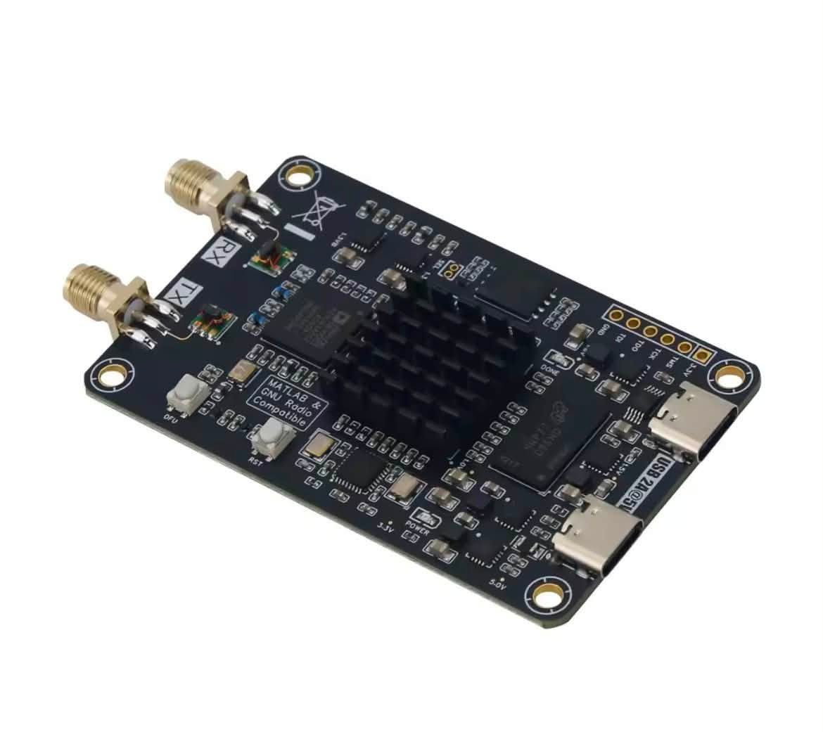 النسخه الاحترافيه PlutoSDR NANO
جهاز PlutoSDR NANO هو نسخة مصغرة (Clone) من جهاز التطوير الشهير ADALM-PLUTO الذي تنتجه شركة Analog Devices. يجمع هذا الجهاز الصغير قدرات الإرسال والاستقبال الكاملة للراديو المعرّف برمجياً (SDR) في لوحة إلكترونية بحجم الجيب، مما يجعله خياراً ممتازاً للمهندسين، الطلاب، وهواة راديو الهواة (Ham Radio).

المواصفات التقنية الأساسية

رقاقة الراديو (Transceiver): من نوع AD9363 من إنتاج شركة Analog Devices.

المعالج المدمج (SoC): رقاقة Zynq-7010 تجمع بين مصفوفة بوابات قابلة للبرمجة (FPGA) ومعالج ثنائي النواة ARM Cortex-A9.

نطاق التردد: يدعم من 10 ميجاهرتز إلى 6 كيكاهيرتز .. 

عرض النطاق الترددي (Bandwidth): يصل إلى 20 ميجاهرتز.
القنوات: قناة إرسال واحدة (TX) وقناة استقبال واحدة (RX) تعملان بنظام الاتصال ثنائي الاتجاه المتزامن (Full-Duplex).

الذاكرة: ذاكرة عشوائية 512 ميجابايت من نوع DDR3، وذاكرة فلاش 32 ميجابايت.

دقة التوقيت: مزود بمذبذب كريستالي TCXO بدقة 0.5 ppm وتردد 40 ميجاهرتز لضمان استقرار الترددات.

التوصيل: منافذ USB Type-C حديثة لنقل البيانات والطاقة، مع دعم واجهة UART لتصحيح الأخطاء.

أبرز المميزات حجم متناهي الصغر: 
تم التخلص من الهيكل البلاستيكي الضخم لجهاز بلوتو الأصلي، مما يجعله خفيفاً جداً ومثالياً للمشاريع المدمجة والطائرات المسيرة.

1. الأنماط التناظرية التقليدية (Analog Modes)

AM / FM: راديو الإرسال التجاري (سواء النطاق العريض WFM أو الضيق NFM المستخدم في الأجهزة اللاسلكية)

SSB (Single Sideband): بنوعيه العلوي (USB) والسفلي (LSB)، وهو التعديل الأكثر شعبية بين هواة الراديو للمسافات البعيدة.
CW (Continuous Wave): مورس كود (Morse Code).

2. الأنظمة الرقمية وأنظمة الهواة (Digital & Ham Radio Modes)

FT8 / FT4 / JT65: أنماط الاتصالات الرقمية الضعيفة جداً للمسافات البعيدة (Weak Signal).DMR / D-Star / YSF (C4FM): شبكات 

الصوت الرقمي المشهورة للهواة والشركات.RTTY / BPSK: أنماط المراسلة النصية عبر الراديو.

3. الاتصالات المتقدمة والنطاق العريض (Broadband & Advanced Modes)QAM / QPSK: 

التضمينات الرقمية المعقدة المستخدمة في نقل البيانات السريعة.

ADSL / OFDM: الأنظمة المستخدمة في شبكات الواي فاي والاتصالات الحديثة

.DVB-S / DVB-S2: بث الفيديو الرقمي عبر الأقمار الصناعية (يستخدمه الهواة بكثرة لإرسال واستقبال الفيديو عبر القمر الصناعي القطري Es'hail-2 / QO-100).4

. أنظمة الملاحة والشبكات اللاسلكية (مستقبل ومحلل إشارات)ADS-B: تتبع الطائرات المدنية ومعرفة مواقعها على الرادار عند تردد 1090 ميجاهرتز.AIS: تتبع السفن والملاحة البحرية.

GPS / GNSS: استقبال وإرسال إشارات محاكاة تحديد المواقع

.GSM / LTE / 5G (مختبري): يمكن استخدامه لبناء شبكة اتصال خلوية صغيرة ومغلقة لأغراض البحث والتطوير (باستخدام برامج مثل srsRAN أو Open5GS).

يدعم جهاز PlutoSDR NANO نطاقات المايكروويف (Microwave Bands)

توافق كامل: يعمل كبديل مباشر لجهاز PlutoSDR الأصلي، ويتوافق تلقائياً مع برامج MATLAB و Simulink و GNU Radio و SDR#.

السعر والتفاصيل خاص .. ✉️
متوفر توصيل .. 🚕


**إذا كنت صاحب هذا الإعلان وتريد حذفه لأي سبب، رجاءا أرسل رسالة إلى الدعم الفني**
