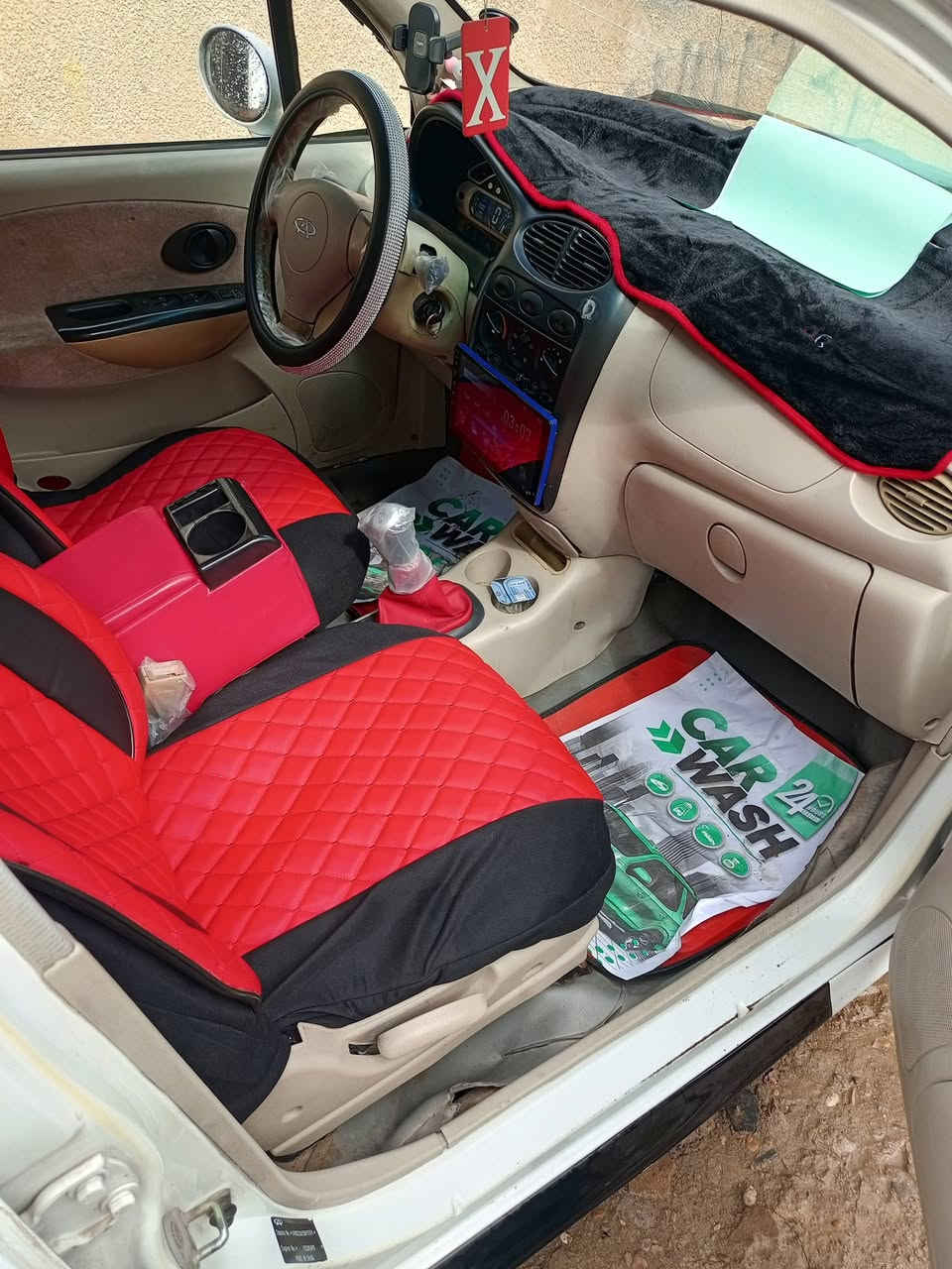 السلام عليكم كيو كيو 2013 سيارة بسمي تبريد ثلج صدر امامي وخلفي جديده كهربائي كلها  شغاله سيارة لا ضربه ولا تبديل سيارة دوشمه جديده كاعيه جديده باتري جديد شاشه تاب كير جديد شادي لي السعر 30 مكاني بغداد الجزيره السياحيه ***********
