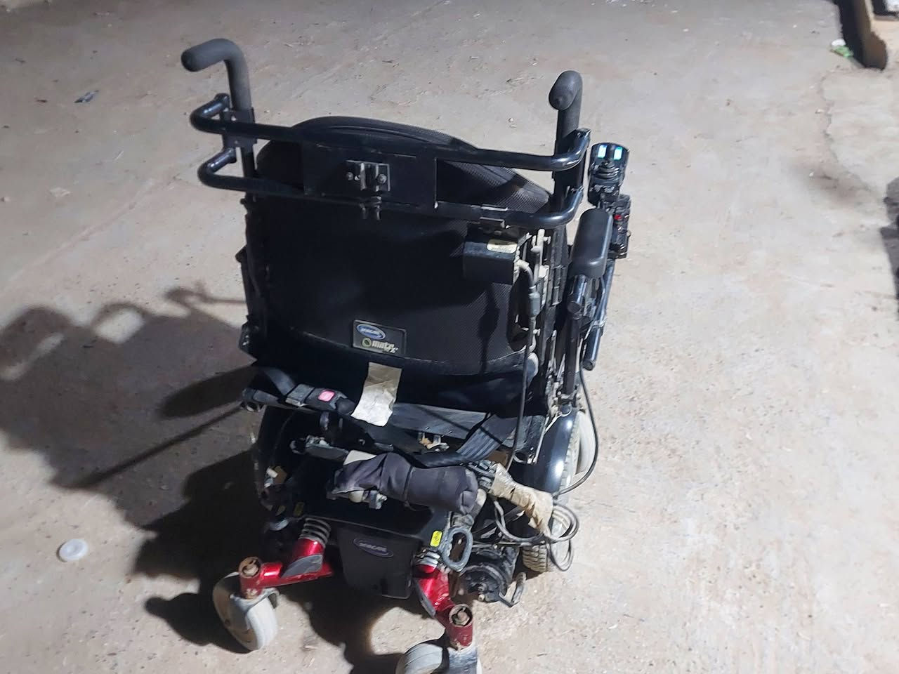 السلام عليكم ورحمة الله وبركاته
كرسي كهربائي لذوي الاحتياجات الخاصه
متانه عاليه جدا نظافه جيدةجدا بطاريات جديده
ملائم مع الشوارع الوعره كرسي واسع ومريح 
والكرسي طبي  لا يعمل تقرحات عند الجلوس الطويل
الشحن يدوم ٥ساعات 
الكرسي تحكم كهربائي ارتفاع ونزول
السعر 500الف
للاستفسار/***********
