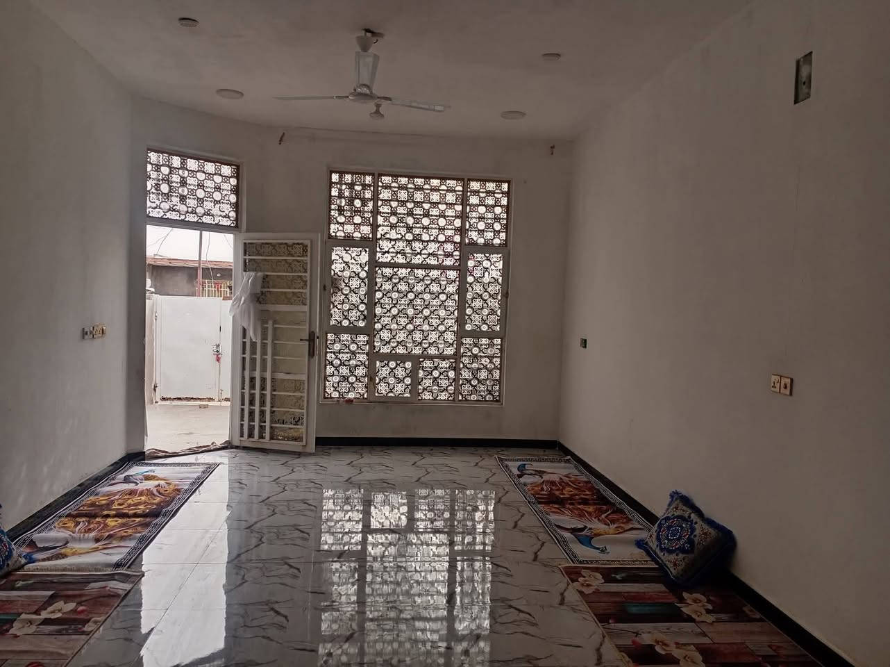 بيت للبيع حي الحكيم مساحته ١٥٠
غرفه نوم وهول مطبخ استقبال حمام كراج وحديقه قطعه 100 متر ظهره حي الحكيم الثانيه قرب مجمع  الرحمن

يبعد عني الشارع 250 متر

الاتصال واتساب ***********
