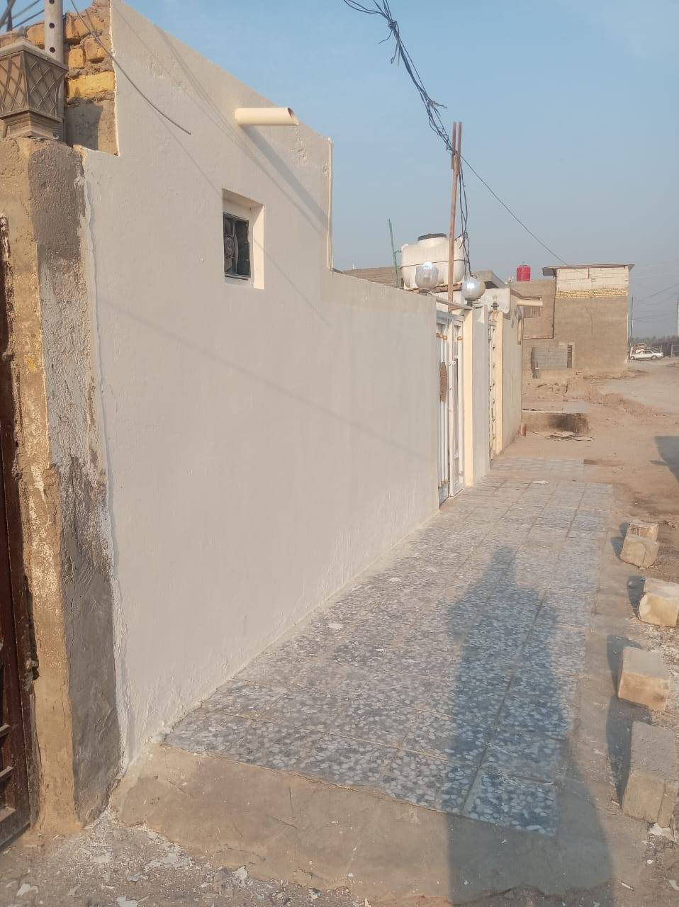 بيت للبيع او مراوس بسيارة حديثة 
المساحة/  155 متر
الطابو / زراعي
البيت مال جناي مشتري من ابو الارض 
نوع البناء/ بلوك عكاده سنة 2021 بناء درجة اولى 
التفاصيل
طابق واحد/ يحتوي على غرفتين وصالة ومطبخ وحمامات ثنين داخلية وخارجية وكراج 
متوفرة جميع الخدمات ماء وكهرباء ومدارس
العنوان / النجف . الكوفة . شارع المعمل . قرب اسواق الكرادة. ثالث بيت على الشارع العام
السعر/  32 وبي مجال قليل 
باقي التفاصيل خاص او واتساب فقط
***********
