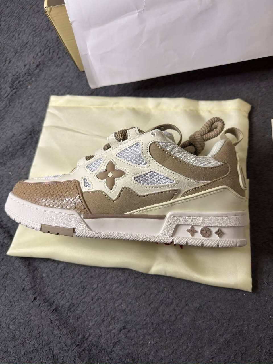 لويس فيتون صنع ايطالي كدامك الصور والتفاصيل قياس 41 لون صحراوي جديده للحجز خاص


**إذا كنت صاحب هذا الإعلان وتريد حذفه لأي سبب، رجاءا أرسل رسالة إلى الدعم الفني**