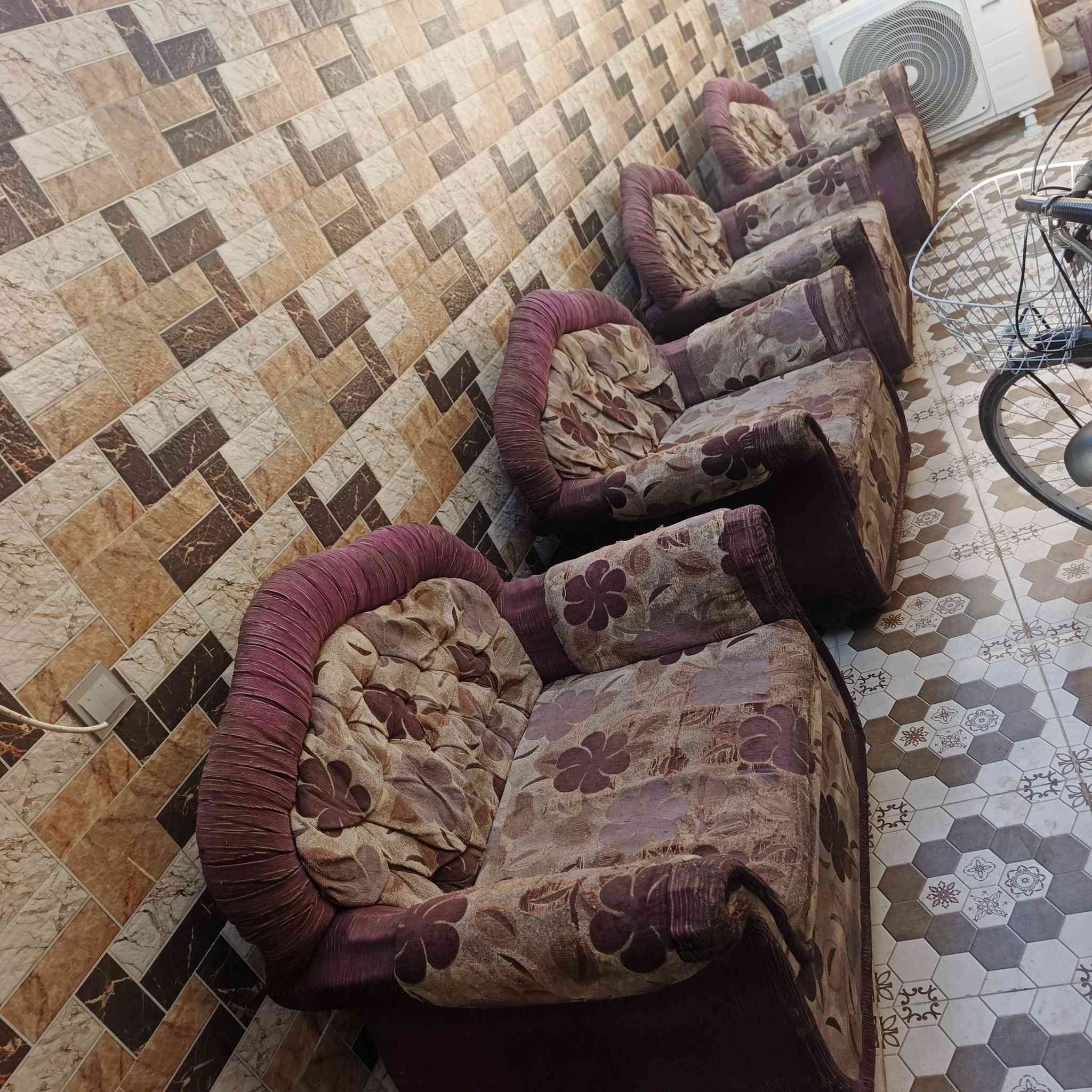 السلام عليكم اثاث  مستخدم لل ب ي ع المكان  الطارميه حي الفارس شارع السكلات خلف معارض حجي وليد  السيارات قرب جامع الصديق  للاستفسار خاص او ع رقم الهاتف***********    ؟***********
