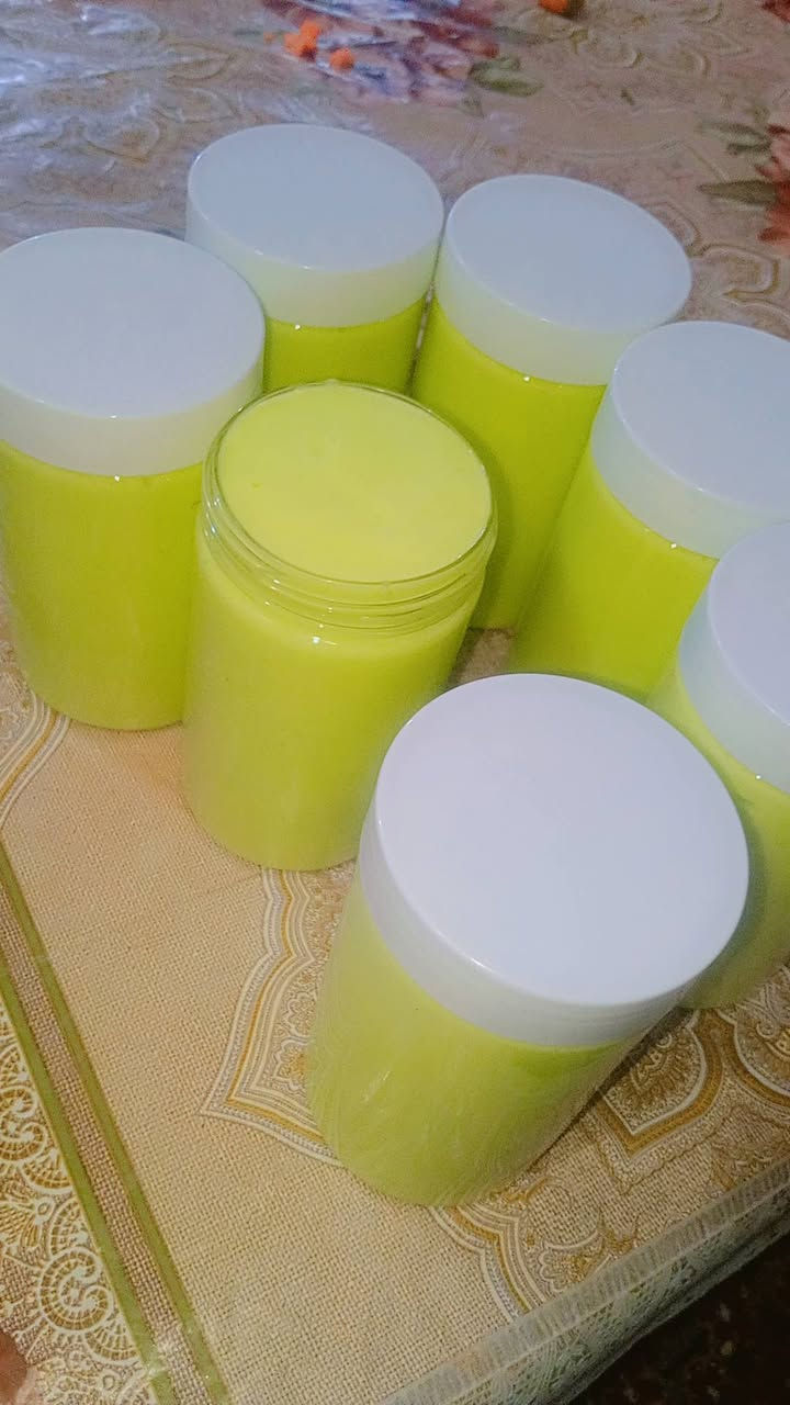 جديدنااااااااا وصل 😍😍 
كريم معالج للشعر المتقصف والمتضرر 🥰🥰
مصنوع من الزيوت الطبيعية و الأعشاب الطبيعيه 🌷🌷
يعمل على تقوية بصيلة الشعر 
يساعد على تسريح الشعر
يزيل كسرة الشعر
يساعد على انبات الشعر ويمنع تساقط الشعر
بيعالج الشعر المتقصف والمتضرر والمحروق من الصبغ والميش
بينعم الشعر وبيرممو من جديد
يستخدم بعد الاستحمام 
للطلب ع الخاص او واتس اب ***********
متوفر خدمة توصيل لكافة محافظات العراق 🚗🚗
