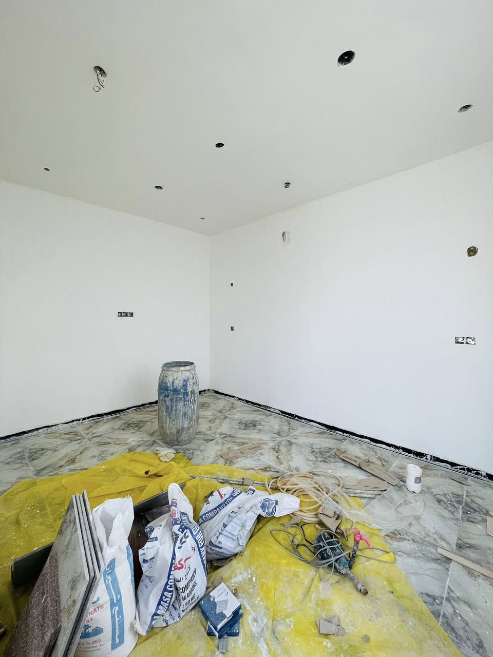 بيت للبيع كامل بحي الجودين بنزله الثالثه مساحته ١٠٠م ركن شارعه ١٥ 
غرفه ومطبخ وصاله والديوانيه وحمام داخلي وخارجي
الاستفسار واتساب ***********
بسعر مناسب
