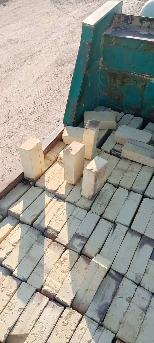 يوجد طابوق مجمع الديوانيه والاسعار مناسبه وبخير وتدلل وطابوقه واحد على واحد ***********
