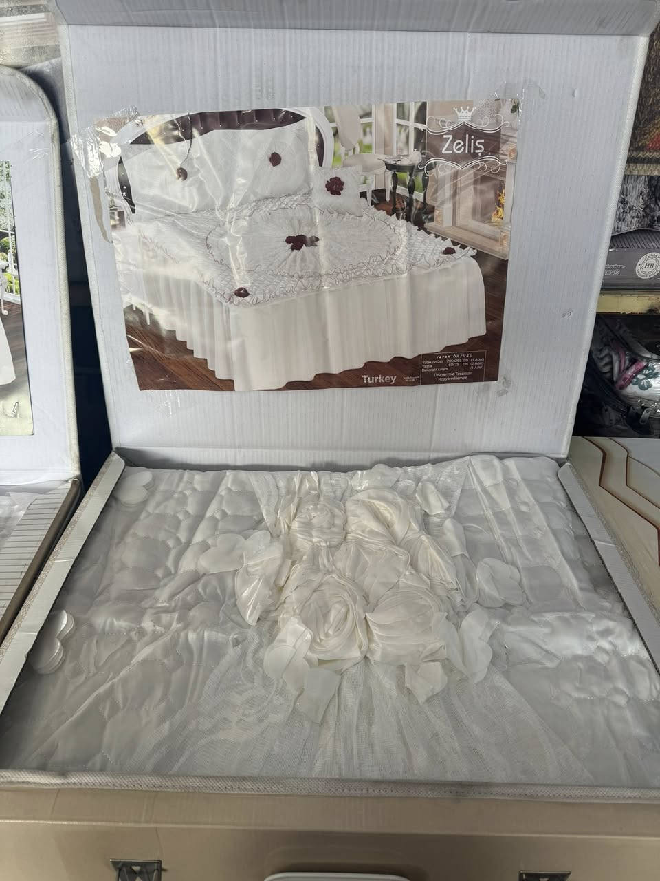 عرض جديد فرشة بوكس 35 الف
فرشة عرس تتكون من 4  قطع داخل علبة بوكس شكل انيق ومميز تتكون من فرشة مع 2 وجه مخده مع 1 وجه كوشه

متوفر خدمة توصيل بغداد وجميع محافظات العراق
للتواصل معنا والحجز عن طريق ارسال رسالة الى الصفحة او واتساب او الاتصال على الرقم التالي:
📱 *********** 
او زيارة موقعنا الكائن 
📌 بغداد - ديالى جلولاء قرب سوق الجمعة
