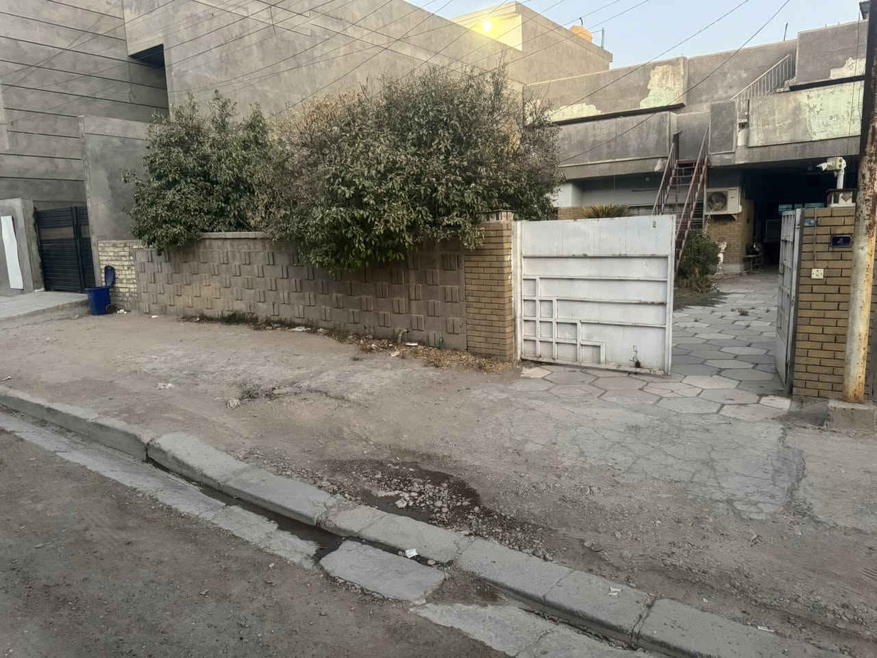 بيت ٤٠٠ متر البنوك شارع الكنيسه واجهة ١٣ متر و ٣٣ سانتيم و النزال ٣٠ متر  يباع كامل او نص ( غير معروض عند دلال ) التواصل عالرقم او واتساب غير متواجد على الفيس ***********

