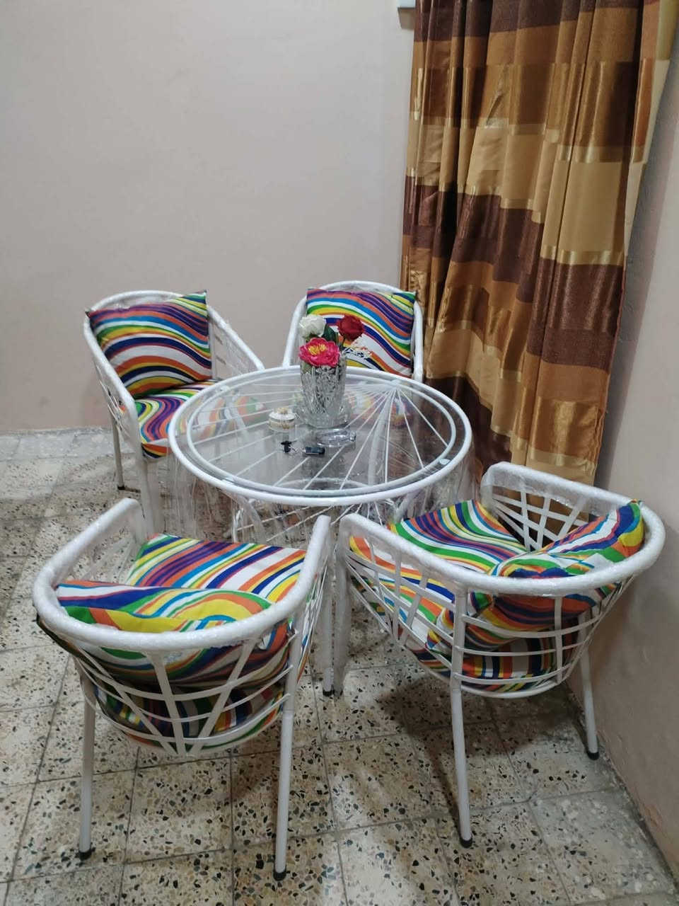 ميز مع ٤ عدد كراسي حديد بعده بنايلونه للبيع السعر ٢٣٠ وبي مجال بسيط
***********
