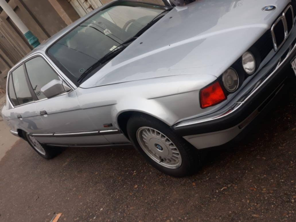 سلام عليكم بي 735 
رقم بغداد مميز بسم صديقي تحويل ثاني يوم رقم انكليزي 
داخل جلد اسود صاج 
تبريد ثلج 
كهربائيات كولها بلاديه ما بيهم جطل واحد 
سياره مكفوله من ضربه 
ما بيها اي نقص 
سعرها 57 وبيها مجال بسييط 
مكاني  سماوه ***********
