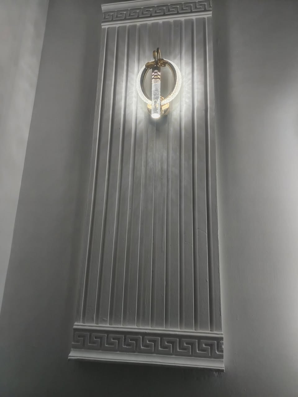 السلام عليكم معكم لمسة فن الديكور، عنوان الإبداع والهندسة الدقيقة بكل تفاصيل التصميم والتنفيذ.
شغلنا مو صدفة، شغلنا فن، هندسة، وإتقان.  
من الجبس بورد الكلاسيك، للإضاءة الراقية، للتفاصيل اللي تحكي عن ذوقك وفخامتك.  
كل خط، كل زاوية، محسوبة بدقّة… لأن الجمال يصنعه ناس تعرف شلون تحول الخيال لحقيقة.  
لمسة فن الديكور، ندمج الإبداع مع الهندسة… ونخلي كل مشروع تحفة فنية تليق بمكانك.  
تواصل ويّانا اليوم، وخلي لمستك تصير فخامة.  
 للديكور  ***********
