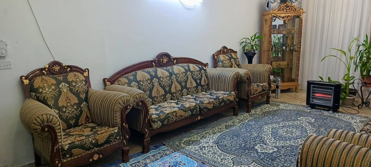 تخم قنفات رئاسي خشب صاج اصلي مستعمل بس نضيف والسفنج قوي
٦ قطع ٤ صغار و٢ كبار /السعر٤٢٥ وبي مجال للشراي للتواصل / ***********
