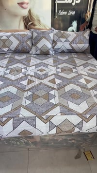 النهضة الحدباء • سرير • عرض