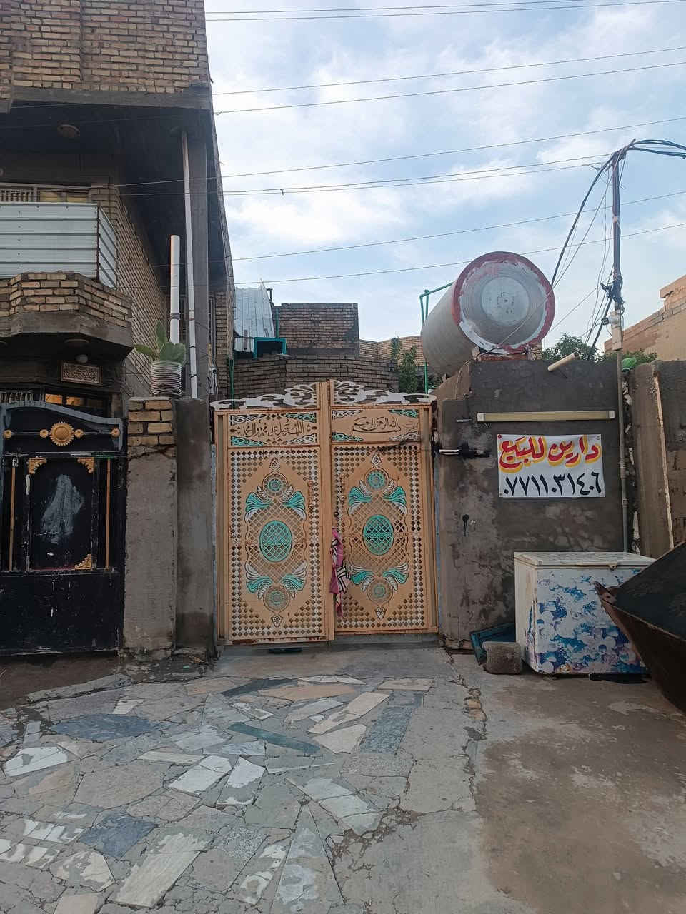 سلام عليكم 
دارين للبيع شارع  المعامل الباوية شارع العميرات تبعد عن الشارع العام ١٢٠متر  الاتصال على الرقم  التالي *********** العقار طابو صرف
