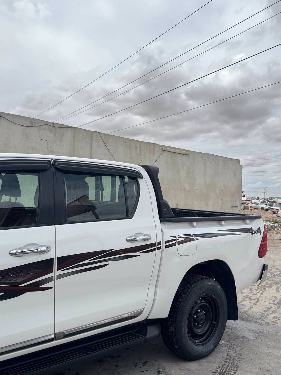 سلام عليكم تيوتا هايلوكس مديل2019 كير عادي كاز رقم اربيل وكاله بأسمي بيها بارد  بجاملغ لخلفي سياره نضيفه ماشيه150 الف عنوانها البصره السعر 215 وبيها مجال بسيط.
رقم الهاتف: ***********.
