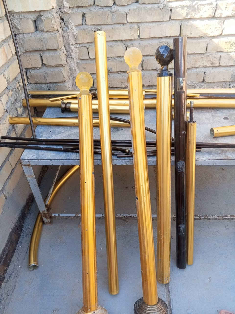 غراض مال امحجر الالمنيوم الدنك عدد 3 وبواري عدد 2 طولهن 2500 متر والباقي متر ونص متر مكاني بل الحبيبيه رقم الموبايل *********** سعرهن 50
