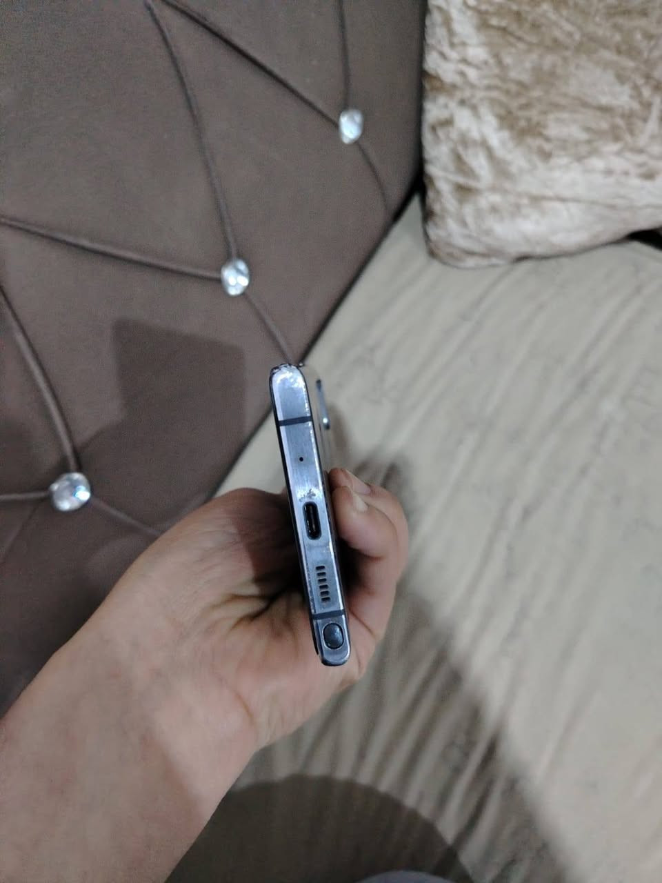 السلام عليكم
سامسونج نوت 20 5g ذاكرة ١٢٨ رام ٨ شريحتين شريحه SIM وشريحة إلكترونية شاشه سلاستها فوووول بيها طبع  وبيها نقطتين سود مأشر عليهن بس ما مأثرات صار سنه ونص استخدمة لا طفت شاشه ولا تعلك شاصي بي شخوط يعني نضافة ٨٠ بالمية ***********
