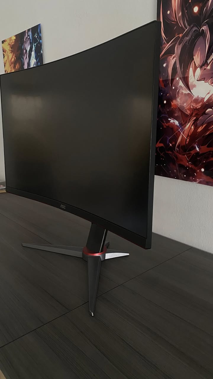 شاشة : AOC C27G2Z
مكلف بالنشر 
رقم صاحب الشاشة : ***********
…….
شاشة استعمال بسيط جدا ونضافة 100‎%‎

الحجم والدقة
• حجم الشاشة: 27 إنش (منحنية 1500R)  
• الدقة: Full HD – 1920 × 1080 بكسل  
• نسبة العرض: 16:9  

اللوحة والتدرج اللوني
• نوع اللوحة: VA (تباين عالي وألوان مشبعة)  
• عمق الألوان: 16.7 مليون لون  
• نطاق الألوان: تغطية sRGB ~120 % تقريبًا بحسب مصادر  

⸻

⚡ الأداء (الـ Gaming)

• معدل التحديث: 240 Hz    
• زمن الاستجابة: 0.5 ms (MPRT)    
• تقنية المزامنة: FreeSync Premium / Adaptive-Sync    
• دعم G-Sync Compatible (توافق مع بطاقات NVIDIA)  

⸻

🔆 جودة الصورة

• السطوع: حوالي 250 – 300 cd/m²  
• نسبة التباين: 3000:1 (ثابت)  
• زاوية المشاهدة: 178° أفقياً وعمودياً  
• علاج الشاشة: مضاد انعكاس (Anti-glare)  
السعر قيم بما يرضى الله وبالعافية عليك
