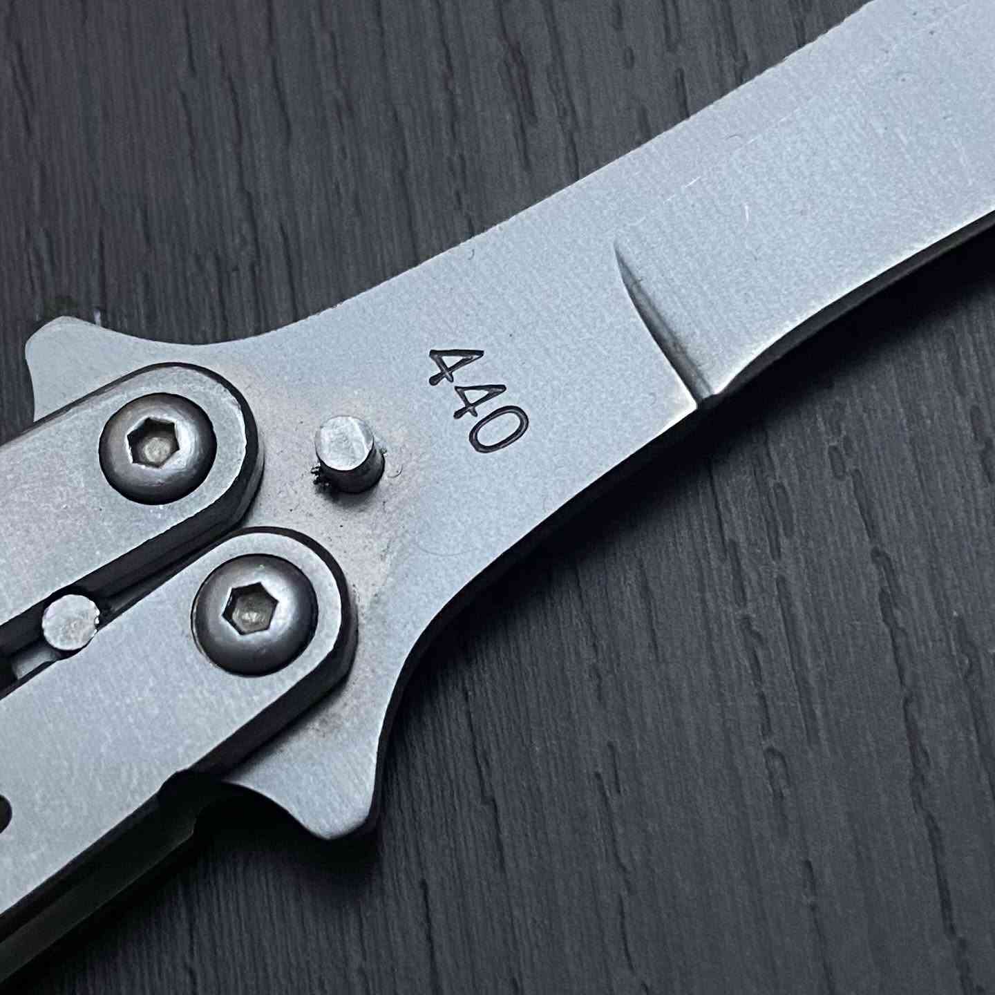 ⁨ 🔪 سكين فراشة (Butterfly Knife / Balisong) للبيع
 الحالة: مستعملة بحالة ممتازة جداً ونظيفة (نفس الصور تماماً).
 نوع الستيل: مصنعة من فولاذ 440 Steel المقاوم للصدأ والقوي.
 التصميم: تصميم كلاسيكي مميز باللون الفضي الكامل، انسيابية عالية في الحركة والقلب (Flipping).
 الملحقات: تجي مع الكفر (الجراب) الخاص بها للحفاظ عليها.
 النقوش والبراند: مختومة بشعار Spyderco ورقم الستيل 440.
💰 السعر:
50,000 دينار عراقي (قفل)
راسلني للحجز،📍 المكان: بغداد (متوفر توصيل لجميع المحافظات في حال الإتفاق)⁩


**إذا كنت صاحب هذا الإعلان وتريد حذفه لأي سبب، رجاءا أرسل رسالة إلى الدعم الفني**