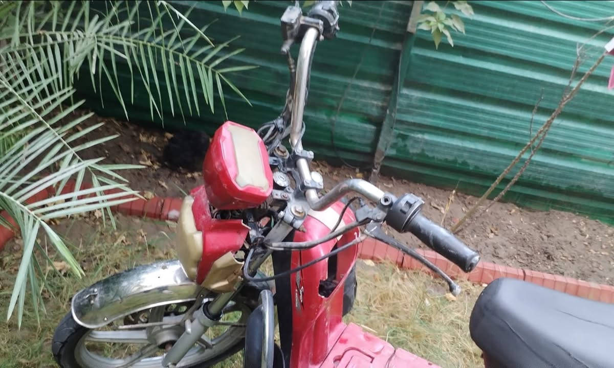 السلام عليكم دراجتين هارلي للبيع اثنينهم ب250 الف وبيهن مجال.. الدراجة الحمرة بيها بطاريات وتمشي خير من الله بس الكفر مالتها يحتاجله.... ترتيب اما الدراجة البيضة ما بيها بطاريات والكفر العلوي للبطاريات ضايع والستيرن بيه كسر بهذا المثلث الي مأشر عليه.. يعني يحتاجلها صيانة مكاني بغداد الشعب ***********
