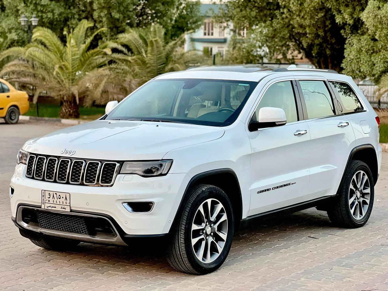 السلام عليكم
جيب شيروكي ليمتد بلاس 
موديل 2018 خليجي 
ضرر : تبديل دعامية وبنيد اثر حادث والايرباك طاك بيها صبغ باب وجاملغ خلف السائق وبيها رصعة كد الإصبع ويحتاج ترتيبات بسيطة مثل صيانة بالمحرك .. لكن السيارة شغالة وتمام. بس لازم اذكر كل الموجود للأمانة 
الشواصي نضيفات 
المواصفات الخليجي معروفة (فول مواصفات) )”السيارة شكلها كلش حلو 
ماشية 118000 ميل رقم بغداد.
العنوان بغداد 
السعر : 22000 $ 
***********
