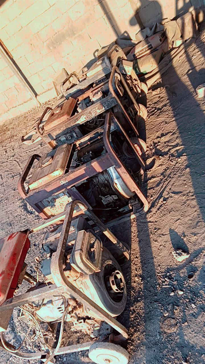 4 مولدات كامه كاز مو بانزين بيهن عطلات بس بلمكركات الكهرباء كلشي مبيهن بس كرت  يرادلهن رمادي زنكوره ***********
