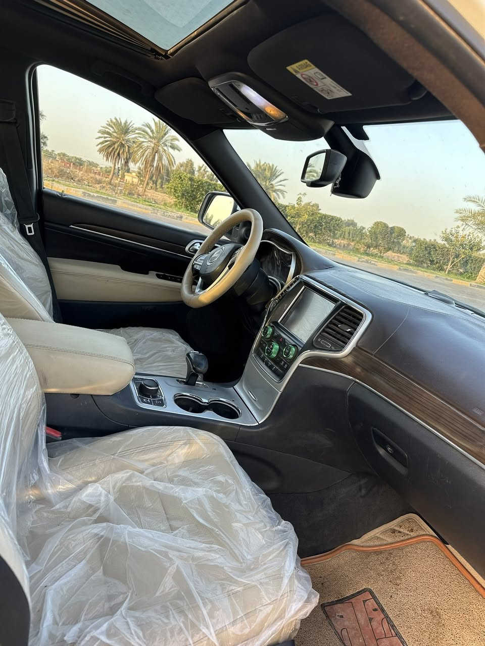 السلام عليكم
جيب كراند شيروكي2014 خليجي كفاله
جكات فور ويل وحساسات وفول 
ماشيه 190
مكاني بابل 
السعر 235
***********
