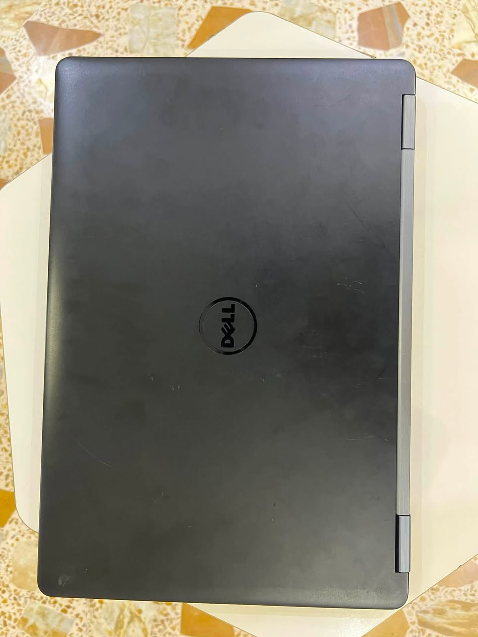 لاب توب dell latitude e5570
الذاكرة 256 ssd 
الرام 8 ddr4
المعالج Intel core i5 gen 6 
كرت الشاشة داخلي Intel UHD 520 
العب بلاك اوبس 2 يوصل ٦٠ فريم بالراحة 
الحجم 15.6 
كيبورد عربي انكليزي بي RGB لون أبيض 
يجي وياه كيبورد ميكانيكي بلو سويتش و ماوس ماركة جيدة 
السعر والتواصل على الواتس اب 
***********
