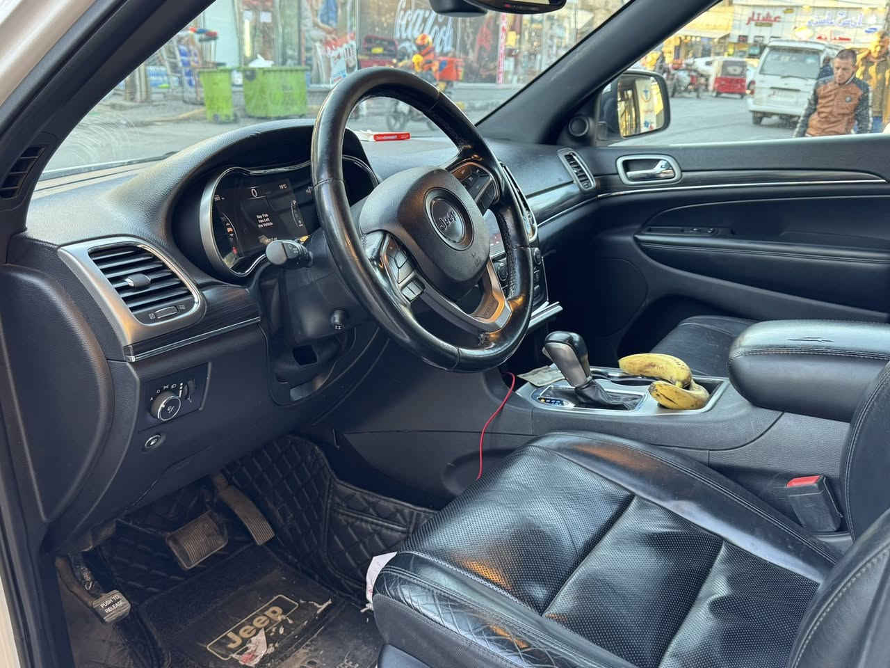 السلام عليكم
جيب كراند شيروكي 2021 لمتد
بانوراما 
تدفئة وتبريد كشنات
رادارات
مقاعد جلد
شاشة كبيرة 
مواصفات لمتد معروفة
السيارة جدا نظيفة وعلة ايدينه 
حادثهة مرفق بالصور ضرر جدا بسيط
السعر 22.800
الدورة شارع الميكانيك
 واتساب ***********
