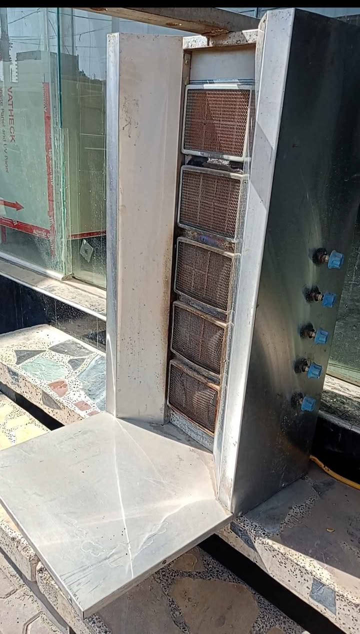 شواية كص كبيرة وجديدة مع الشيش والقاعدة
للاستفسار*********** Singapore
