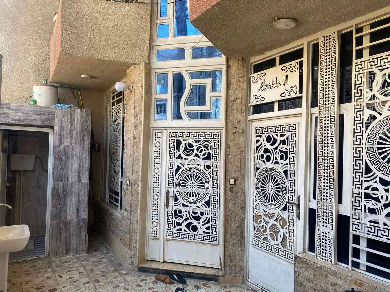السلام عليكم
دار للبيع  مساحة 144 متر 
الموقع بغداد مدينة الصدر قطاع 49 ثاني بيت على شارع العام 
البناء حديث درجة اولى 
البيت يحتوي على طابقين 
الطابق الاول استقبال 9*4 +صالة عدد 2 +صحيات داخلي وخارجي + غرفة نوم +مناور عدد 2 
الطابق الثاني غرفتين + صحيات  
دار يصلح الى نصفين 
للاستفسار اتصال على هذا رقم 
***********
