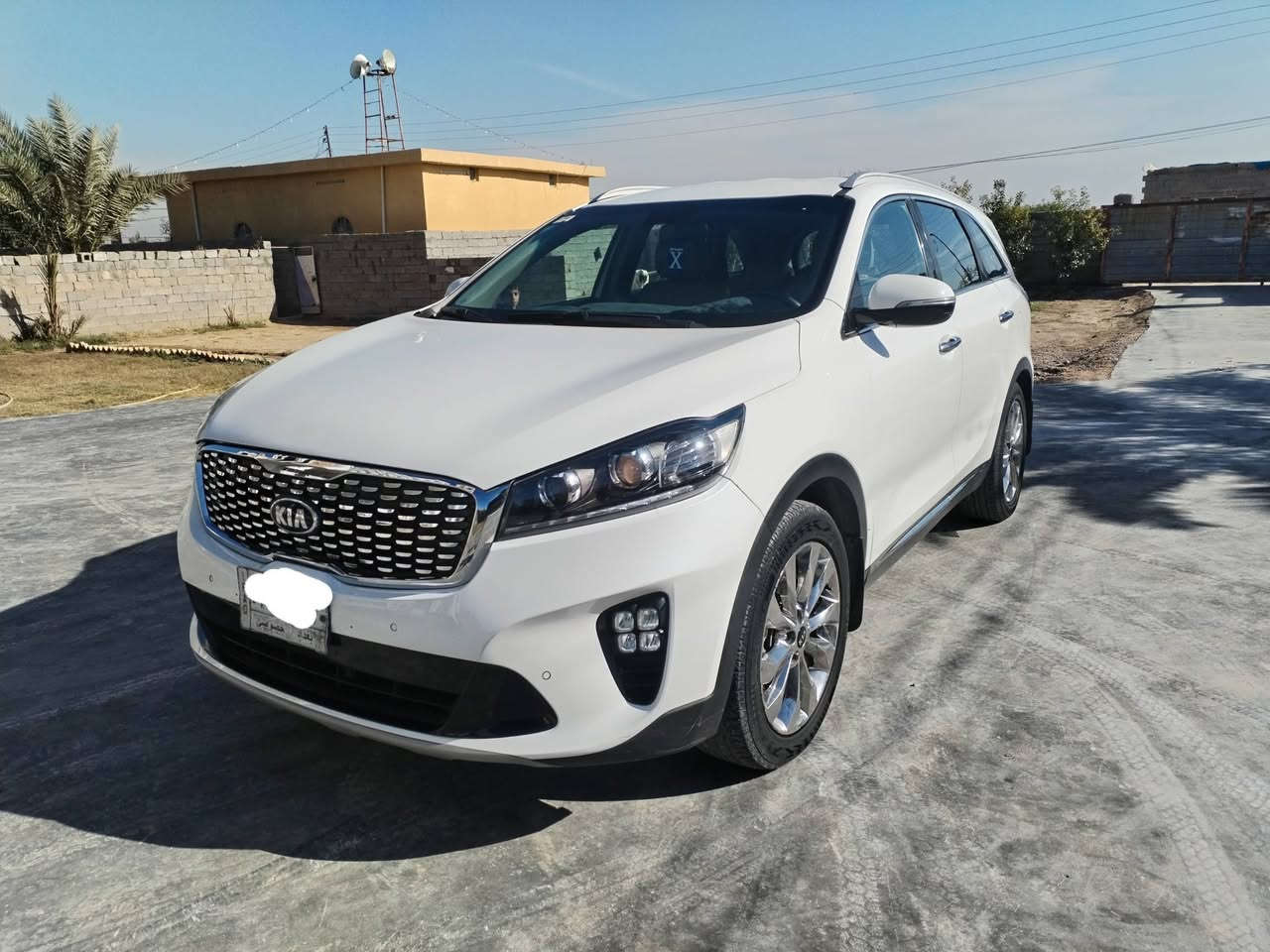 السلام عليكم 
سورنتو 2018 خليجي  بغداد تحويل ثاني يوم 
فول مواصفات 1/1.    ماشيه 85 الف فقط 
عده الفتحه 
محرك 6 سلندر ما مفتوح 
بصمه تشغيل + بصمه ابواب 
جنطه كهربائيّة 
كشانه كهربائيّة +جلد 
تبريد 3 قطع 
7 راكب 
لايت زنون 
مري شفط 
اشاير امري 
هواي موصفات 
بيه ٣ قطع رش اثر شخوط بدون اي دواخل سونار موجود 
سياره جديده السعر ١٩٠ وبيه مجال ***********
بغداد اليوسفيه
