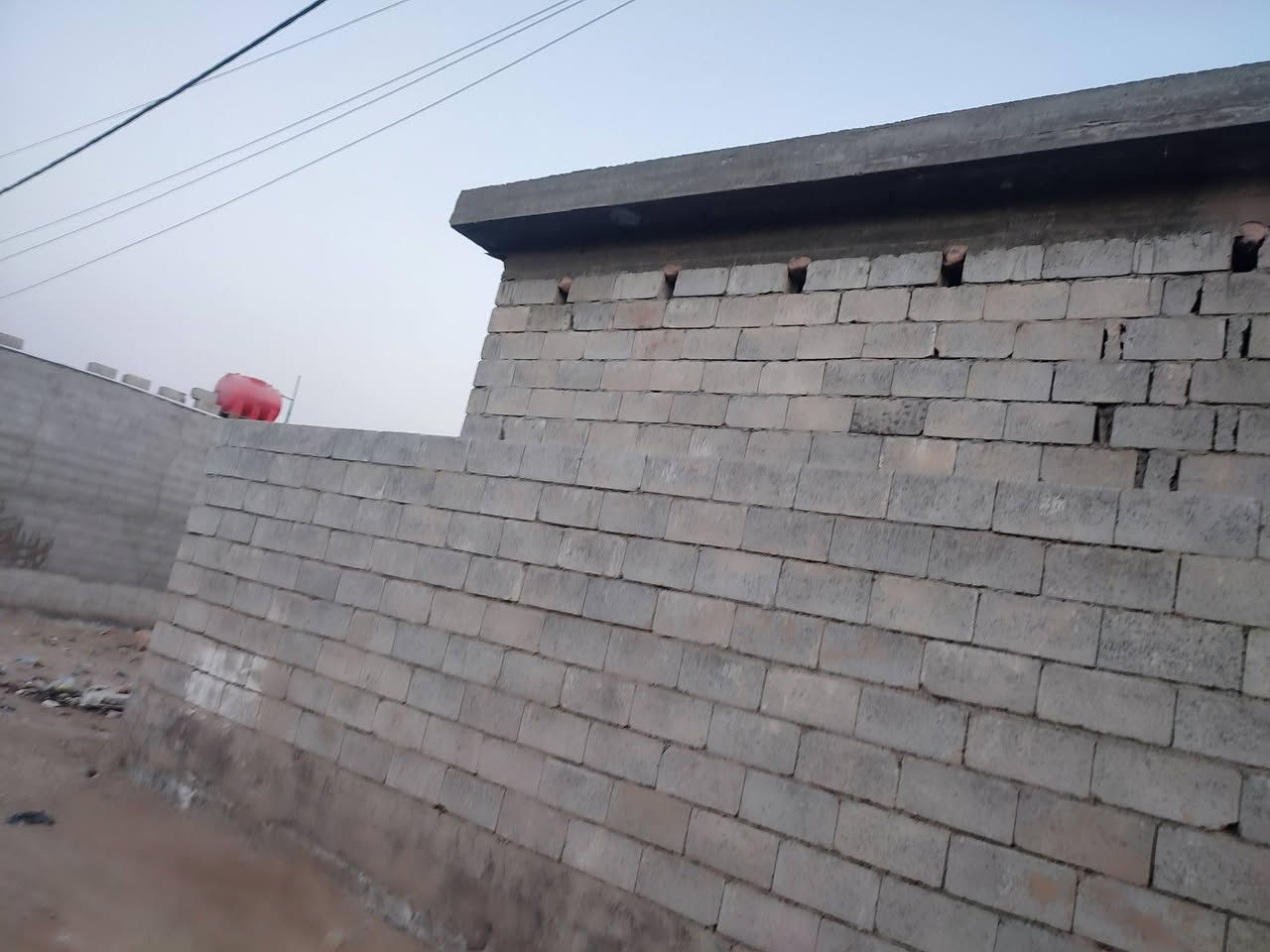 سلام عليكم بيت ركن  للبيع  حي شرطه قرب حي المهندسين متكون من غرفتين 5×4 وهول 9×4 ح حمام داخلي  مضيف 7×5ومطبخ 5×4 مساحه 250 سعر 40 بي مجال الاستفسار ***********
