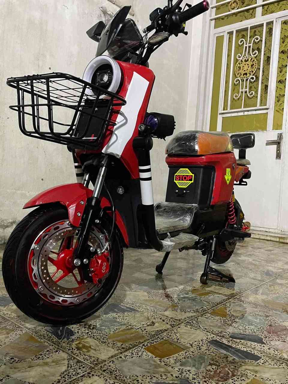 سلام عليكم 

للبيع دراجه x900 موديل 2026 بصمه تشغيل +سويج 
4 نمر 
MP3
نضام R بك  
 6 بطاريات جديده 72v تايرات جديده بريك دسك مكفوله كفاله عامه سعر 475 الف وبيها مجال 
اتصال ***********
مكان بغداد الجديده
