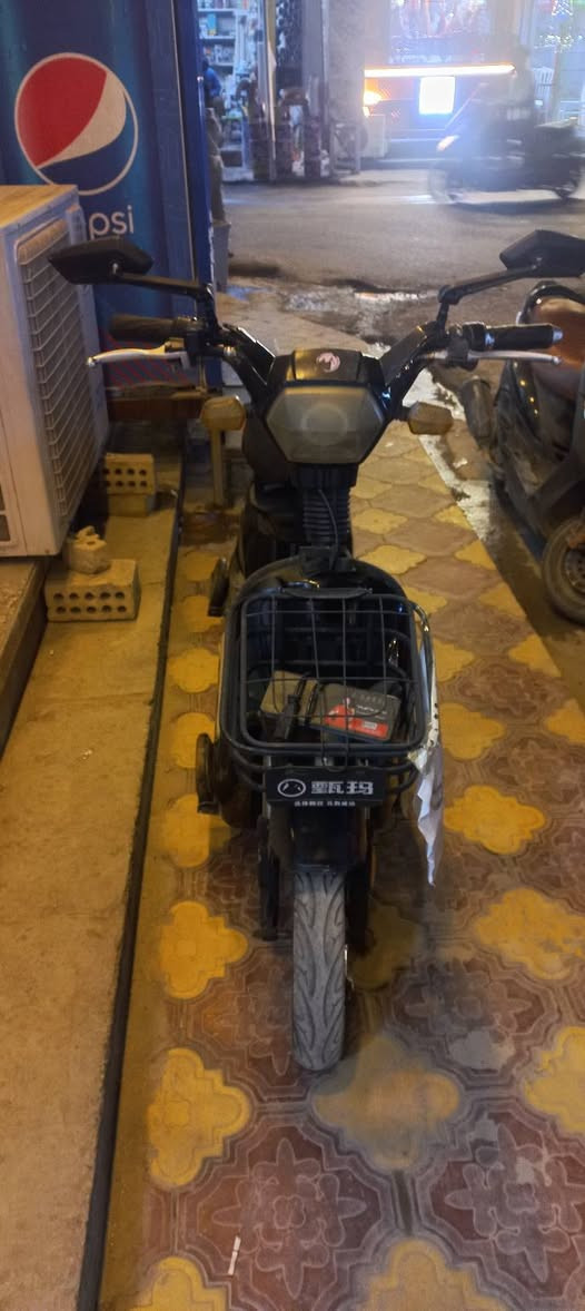 دراجة شحن للبيع
تتحمل وزن 300 كيلو 
5 بطاريات 18امبير 12فولت يعني الصغار
بطارياتهه مستعملة شهرين فقط 
ملفهه 350 واط تمشي بالعداد بال٧٠ وحقيقي بال٣٠
ناقصه شاشة فقط 
سعرهه ب300الف وبيهه مجال للطيبين
للإستفسار واتساب ***********
